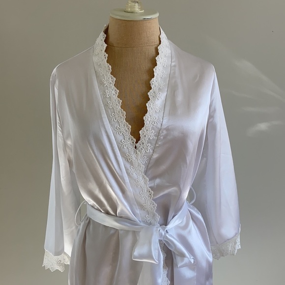 Bridal Robe with Lace and faux Silk - Picture 4 of 12